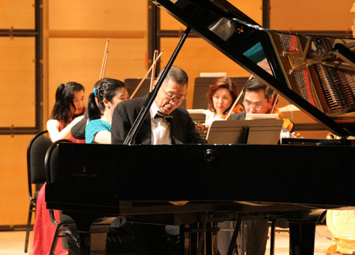 刘诗昆在第四届“中西荟萃音乐会”上（多伦多，2006）