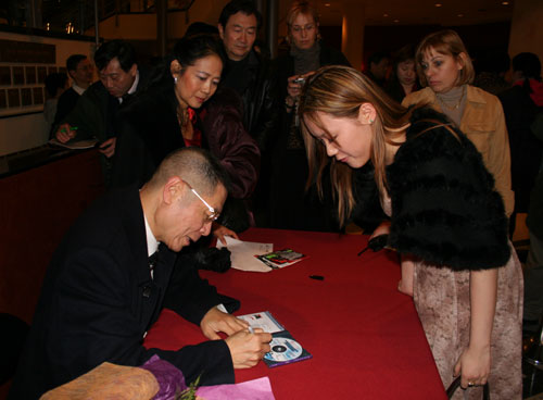 刘诗昆在演出后为观众签名（多伦多，2006）（摄影：捷克佳）